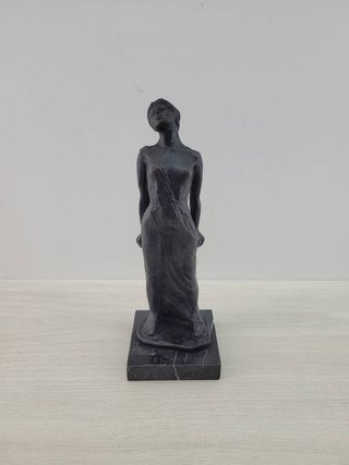 ESCULTURA METÁLICA DE MUJER