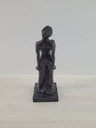 ESCULTURA METÁLICA DE MUJER
