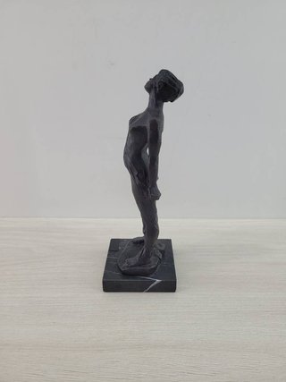 ESCULTURA METÁLICA DE MUJER