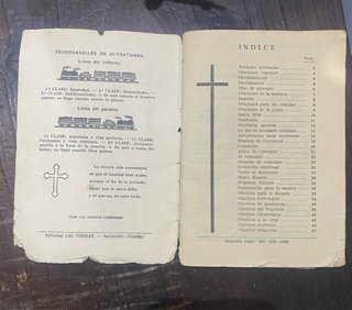 Crucifijo y libro Santa Misión
