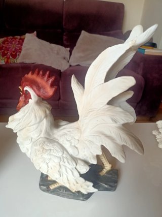 Dos gallos de porcelana
