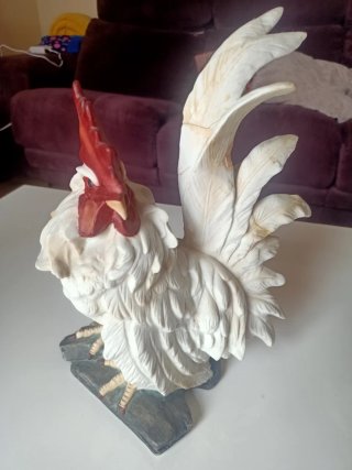 Dos gallos de porcelana