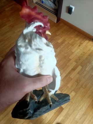 Dos gallos de porcelana