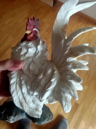 Dos gallos de porcelana