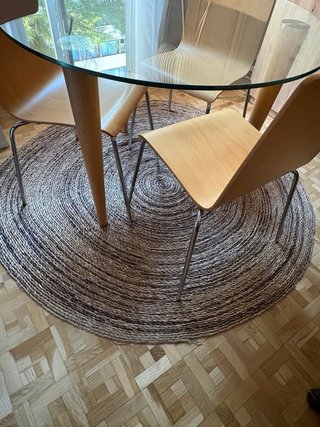 Mesa redonda cristal, 4 sillas y alfombra