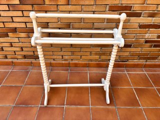Perchero de pie de madera blanco