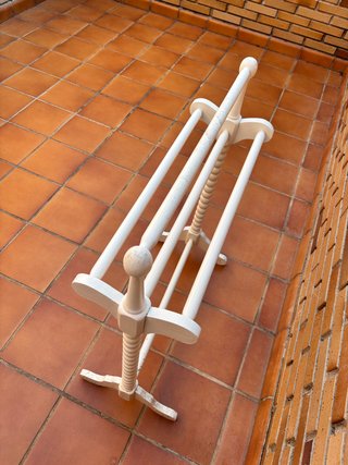 Perchero de pie de madera blanco