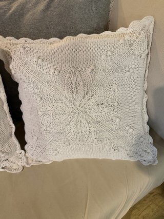 Cojín hecho a mano CRETA blanco