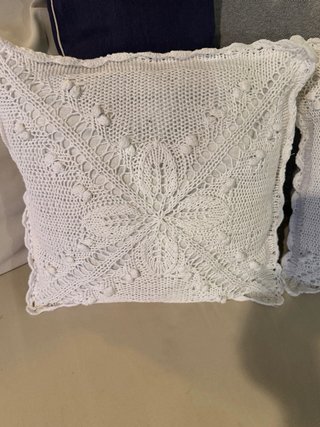 Cojín hecho a mano CRETA blanco
