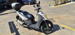 Kymco Agility 125 Scooter Negra y Blanca