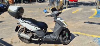 Kymco Agility 125 Scooter Negra y Blanca
