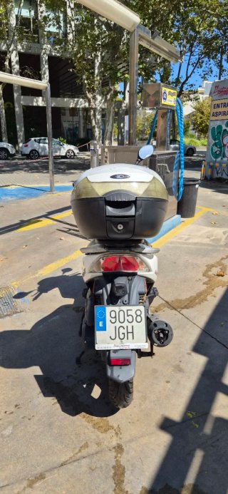 Kymco Agility 125 Scooter Negra y Blanca