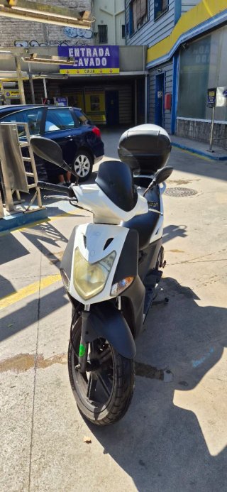 Kymco Agility 125 Scooter Negra y Blanca
