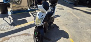 Kymco Agility 125 Scooter Negra y Blanca