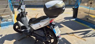 Kymco Agility 125 Scooter Negra y Blanca