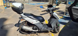 Kymco Agility 125 Scooter Negra y Blanca