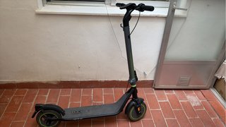 Patinete eléctrico gris y verde