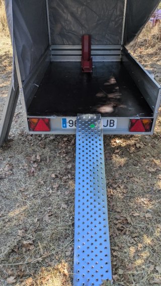 Remolque ligero con toldo