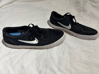 Nike SB Zapatillas Negras y Blancas