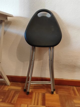 Mesa auxiliar blanca con lámpara