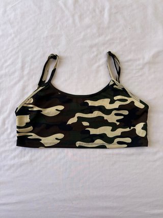 Top corto tirantes estampado camuflaje militar