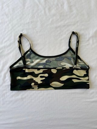 Top corto tirantes estampado camuflaje militar