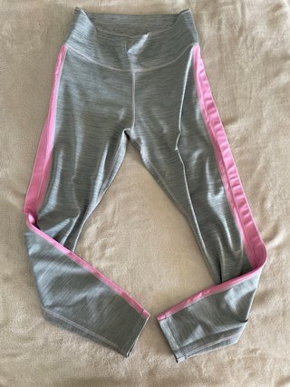 Leggings Nike grises con detalles rosas