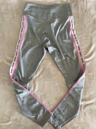 Leggings Nike grises con detalles rosas