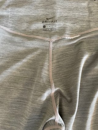 Leggings Nike grises con detalles rosas