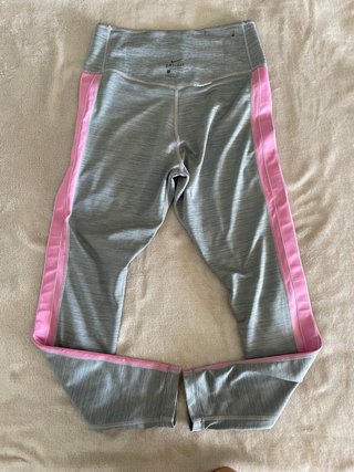 Leggings Nike grises con detalles rosas