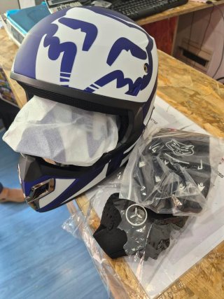 Casco Moto Azul y Blanco + Guantes