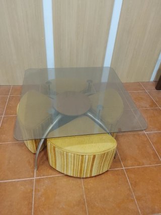 Mesa de cristal con 4 pufs