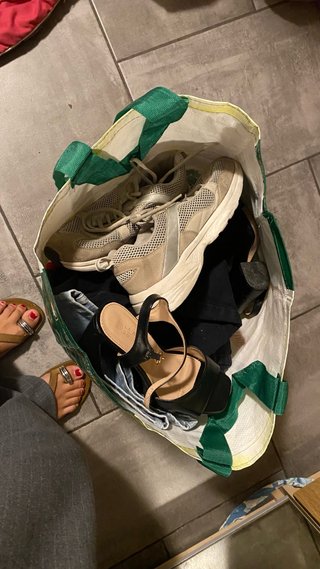 Bolsa de ropa con zapatillas y sandalias