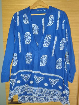 Camisa Zara azul bordada blanca Zara