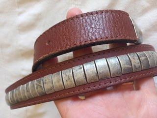 Cinturón de cuero marrón con detalles plateados