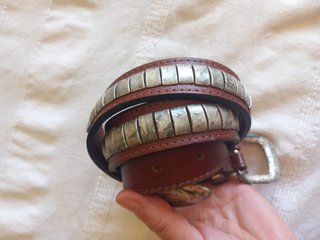 Cinturón de cuero marrón con detalles plateados