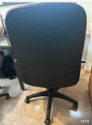 Silla de oficina de cuero negra
