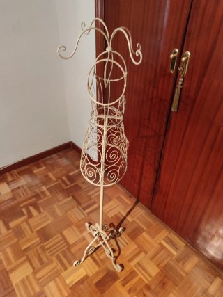 Percheros de hierro y madera