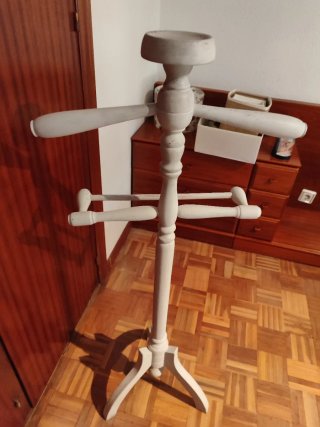 Percheros de hierro y madera