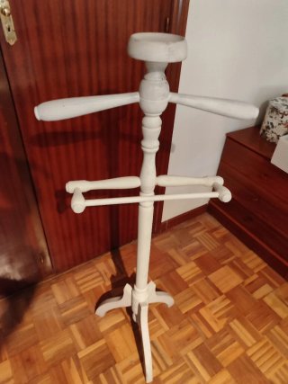 Percheros de hierro y madera