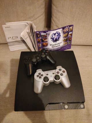 PS3 Sony + 2 mandos + Tarjeta Memoria