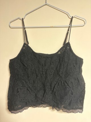 Top de tirantes de encaje negro