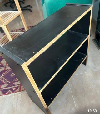 Estantería baja negra de madera