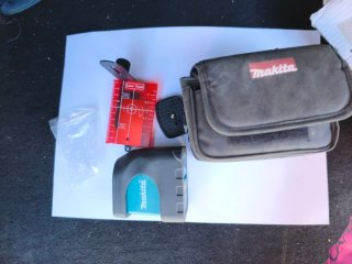 Nivel láser Makita SK102 con accesorios