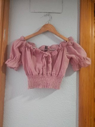 Blusa rosa corta con volantes