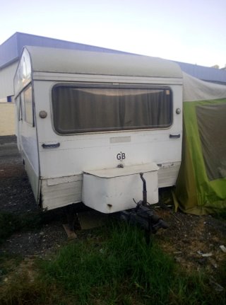 Caravana 750k completa.salon.cocina.baño y placas