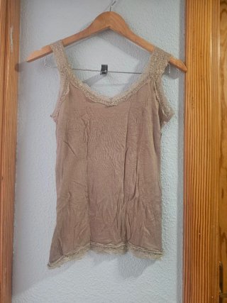 Camiseta básica marrón con encaje