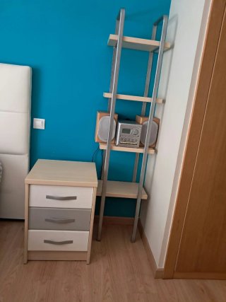 Cómoda 4 cajones color madera y blanco