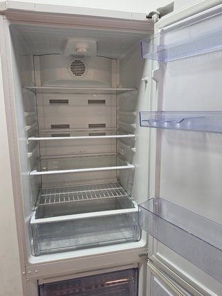 Nevera combi No Frost Beko