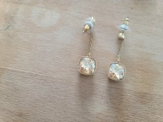 Pendientes largos con piedra cuadrada